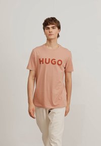 HUGO DULIVIO - Triko s potiskem - light/pastel red