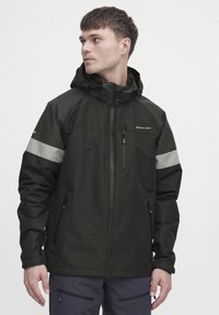 Jachetă impermeabilă neagră cu glugă, dotată cu dungi reflectorizante gri, buzunare cu fermoar și un design modern, elegant. Material ușor.