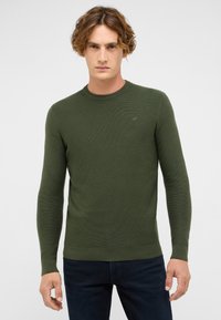Ciemnozielony sweter dzianinowy z okrągłym dekoltem i długimi rękawami. Posiada subtelny wzór teksturowy oraz małe logo na klatce piersiowej.