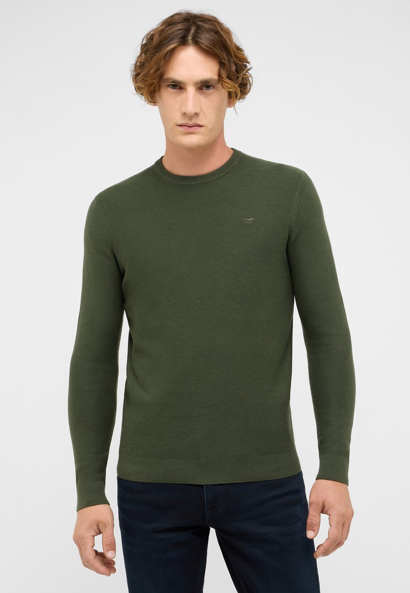 Ciemnozielony sweter dzianinowy z okrągłym dekoltem i długimi rękawami. Posiada subtelny wzór teksturowy oraz małe logo na klatce piersiowej.