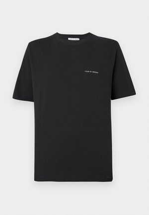 Camisa de algodão preta com decote redondo, mangas curtas e um pequeno logo branco "TIGER OF SWEDEN" no peito. Corte clássico.