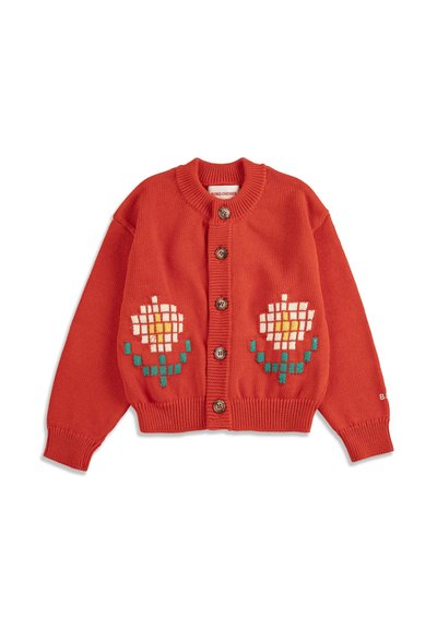 Cárdigan de punto color óxido con botones marrones, con flores pixeladas blancas y amarillas con tallos verdes en los lados frontales.