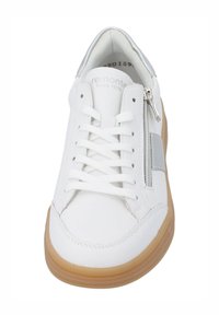 Sneakers en cuir blanc avec un bout rond, panneau latéral gris et fermeture éclair décorative. Présentent des lacets blancs et une semelle en caoutchouc couleur caramel.