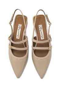 Bailarinas de charol beige con puntera puntiaguda, diseño de doble correa y detalles de hebilla dorada. Plantilla suave y texturizada.