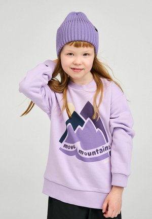 Lawendowa bluza z grafiką gór i napisem "przesuwaj góry". Do kompletu prążkowana lawendowa czapka beanie.