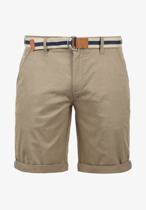 Shorts beige longueur genou avec ourlets retroussés et ceinture en tissu rayé beige et marine avec boucle argentée.