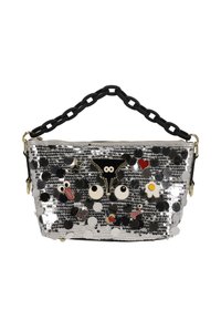 Bolsa de lentejuelas plateadas con asa de cadena negra, decorada con diversos adornos, incluidos ojos, corazones y parches divertidos en la parte delantera.