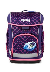 Lila Rucksack mit rosa Fischschuppenmuster, rosa Reißverschlüssen und reflektierenden Akzenten. Auf der vorderen Tasche befindet sich eine Meerjungfrauen-Grafik.