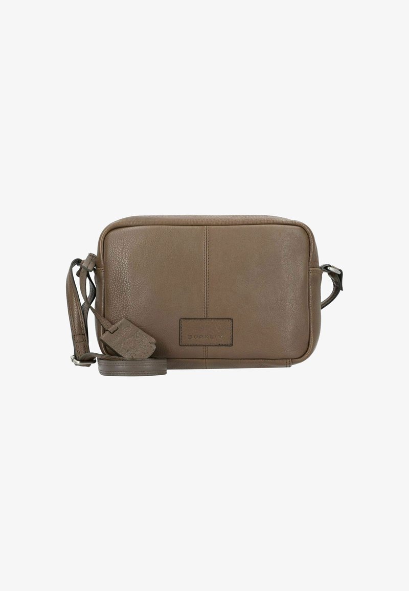 Borsa a tracolla in pelle marrone con una superficie liscia, forma rettangolare, cinturino regolabile e una discreta etichetta con logo sul davanti.