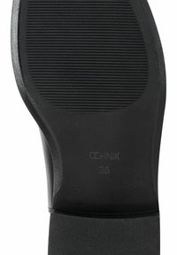 Czarna gumowa podeszwa buta z teksturowaną, żłobioną powierzchnią; zawiera wygrawerowaną nazwę marki "Ochnik" oraz rozmiar "36" na wkładce.