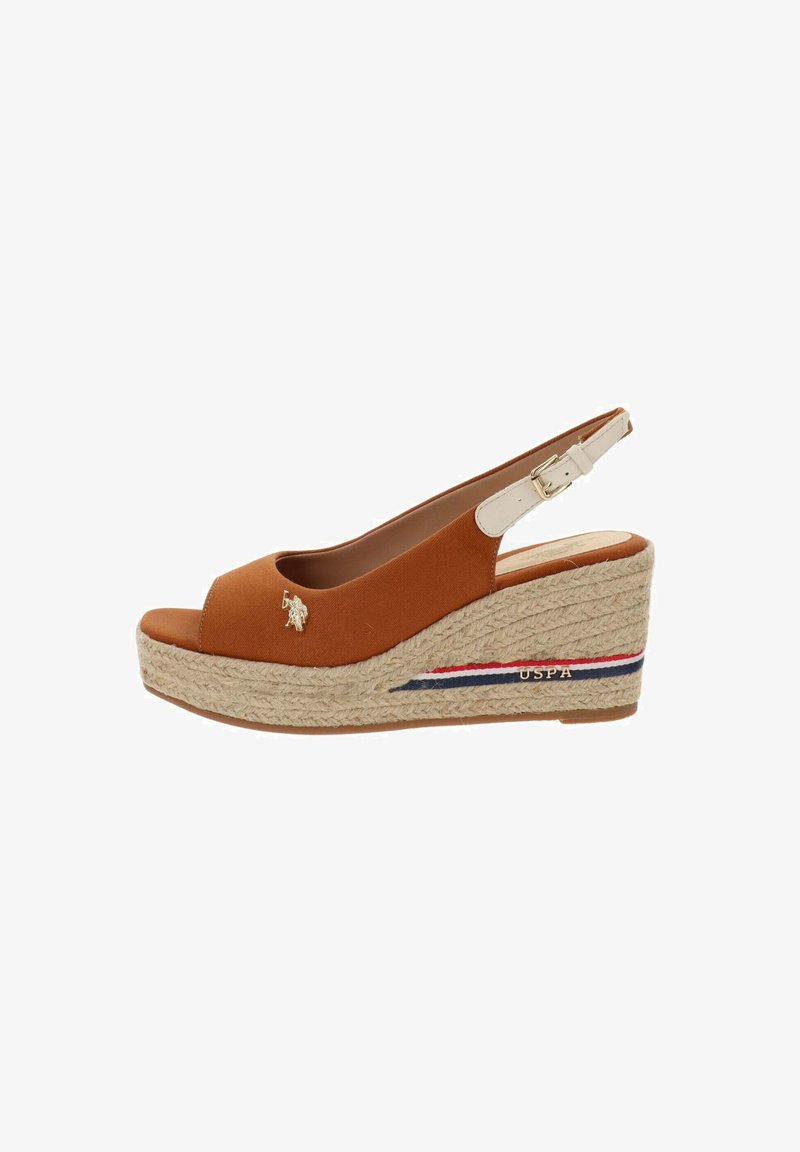 Sandalia cuña marrón con punta abierta, correa trasera beige, plataforma con textura de cuerda y logo de USPA con franjas rojas, blancas y azules en el talón.