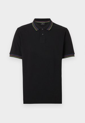 Must musta lühikeste varrukatega polo särk, mille krae ja varrukaservad on mitmevärviliste triipudega, kahe-nupuline plastron ja sile eest.