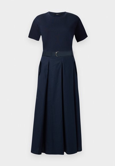 Abito blu navy con maniche corte, top aderente e gonna plissettata. Presenta una cintura abbinata con una fibbia circolare. Tessuto morbido al tatto.