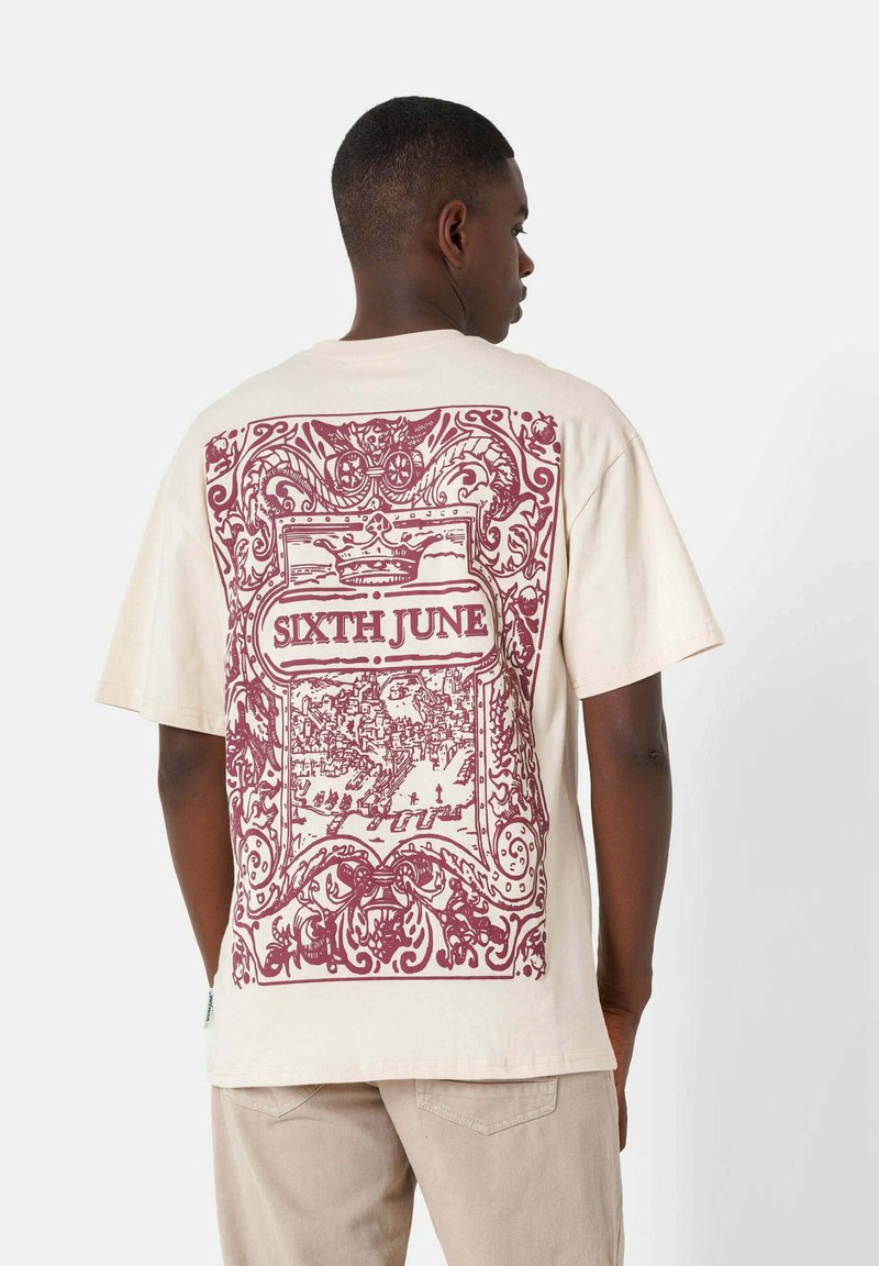 Beżowa bawełniana koszulka z dużym bordowym wzorem graficznym na plecach, zawierającym skomplikowane detale oraz napis "SIXTH JUNE". Krótkie rękawy.