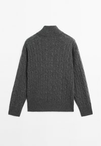 Maglione grigio lavorato a maglia con colletto alto a coste, caratterizzato da un pattern a treccia testurizzato, maniche lunghe e orlo a coste.