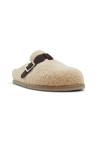 Beige fuzzy slippers met een textuur en zachte buitenkant, voorzien van een bruine suède band en een gouden gesp. Inclusief een flexibele rubberen zool.