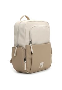 Béžový a krémový batoh s více kapsami na zip, měkkým materiálem, obdélníkovým tvarem a hladkou texturou. Na přední straně je logo.
