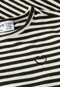 Gestreiftes Baumwollhemd mit abwechselnd dunkelbraunen und cremefarbenen Streifen, Rundhalsausschnitt und kleiner Herzstickerei in Dunkelbraun.