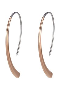 Boucles d'oreilles en métal en forme de cercle, avec une finition bronze et argentée, présentant une texture lisse et un design minimaliste.