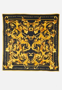 Musta silkkihuivi, jossa on monimutkaisia kultaisia barokkipainanteita, korostettuna tekstillä "Versace Jeans Couture" reunoilla.