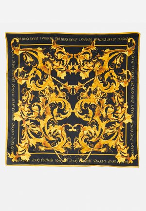 Sciarpa nera in seta con intricati motivi barocchi dorati, accentuata con la scritta "Versace Jeans Couture" lungo i bordi.