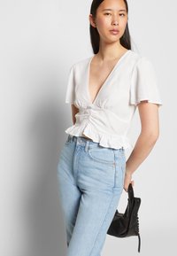 NA-KD FRONT ROUCHING FRILL - T-shirt estampada - white
