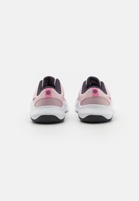 Nike Performance LEGEND ESSENTIAL 3 - Sapatilha de treino - barely rose/cave purple/white/pure platinum/pink rise