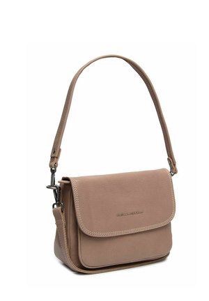 Petit sac à bandoulière en cuir taupe avec fermeture à rabat et sangle réglable, texture lisse et bords subtilement cousus.