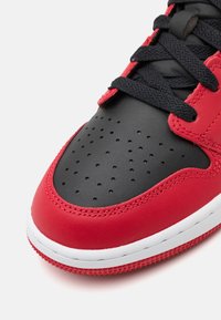 Jordan AIR JORDAN 1 UNISEX - Vysoké tenisky - black/white/gym red