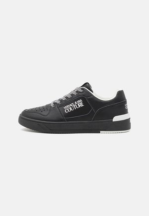 Sneaker in pelle nera con accenti bianchi, caratterizzate da dettagli perforati, lacci a contrasto e logo del marchio impresso di lato. Suola in gomma.