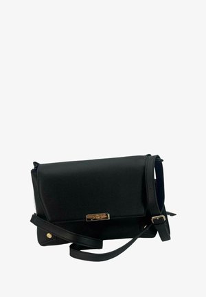 Borsa a tracolla in pelle nera con design strutturato, patta frontale, hardware dorato e tracolla regolabile. Finitura testurizzata e dettagli minimalisti.