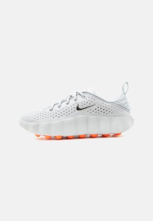 Nike Performance MIND 002 - Zapatillas de entrenamiento - light smoke grey/chrome/photon dust