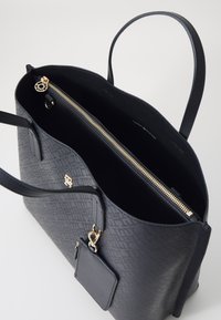 Tommy Hilfiger DISTINCT SATCHEL MONO SET - Håndtasker - blue