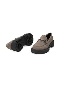 Graue Wildleder-Loafer mit Gummisohle, die einen silbernen Kettenakzent auf dem Blatt sowie eine strukturierte, gerillte Laufsohle für besseren Grip aufweisen.