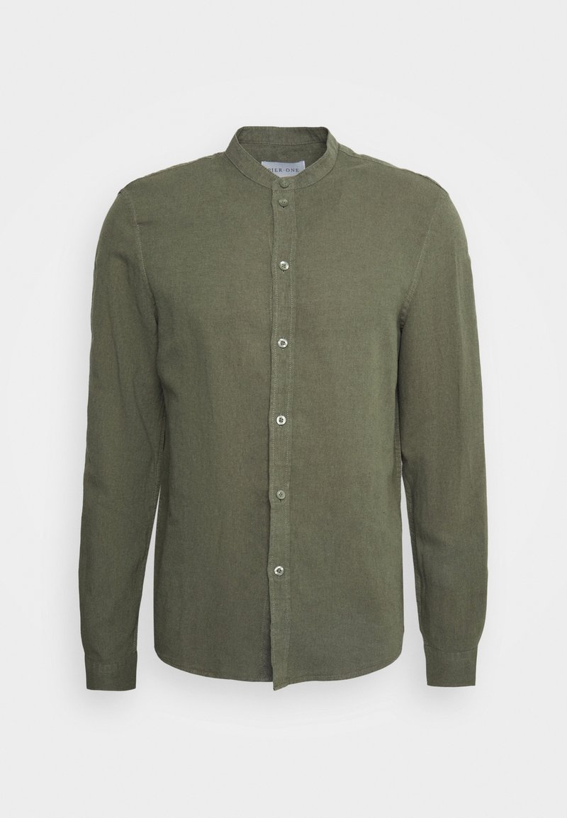 Chemise manches longues vert olive avec col mandarin et fermeture boutonnée devant, en tissu texturé.