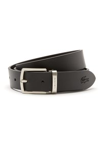 Cinturón de cuero negro con una hebilla de metal plateado, que presenta un pequeño logotipo de Lacoste grabado en la correa y agujeros espaciados uniformemente para el ajuste.