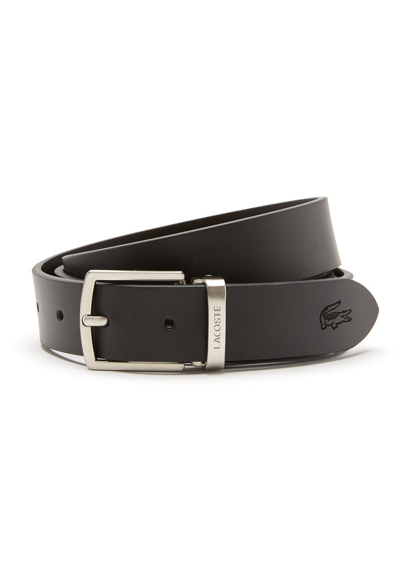 Cinturón de cuero negro con una hebilla de metal plateado, que presenta un pequeño logotipo de Lacoste grabado en la correa y agujeros espaciados uniformemente para el ajuste.
