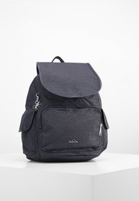 Granatowy plecak z tkaniny z teksturowanym wzorem, z klapą, przednią kieszenią na zamek oraz zewnętrzną kieszenią boczną. Zawiera akcent z logo.