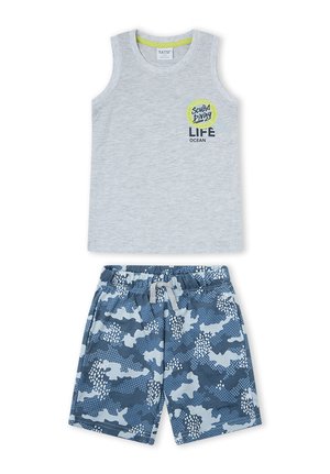 Camiseta sin mangas de color gris claro con el texto "Scuba Diving Life Ocean" combinada con pantalones cortos de camuflaje azul y blanco con cintura ajustable con cordón.