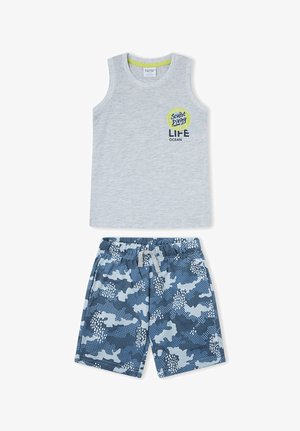 Camiseta sin mangas de color gris claro con el texto "Scuba Diving Life Ocean" combinada con pantalones cortos de camuflaje azul y blanco con cintura ajustable con cordón.