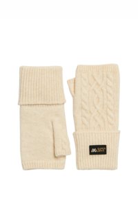 Gants sans doigts tricotés beige avec un poignet côtelé et un motif en torsades. Présentent une étiquette de marque noire sur un gant. Texture douce en laine.