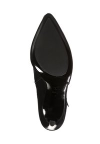 Czarna skórzana szpilka z wydłużonym noskiem i gładką, błyszczącą powierzchnią. Podeszwa jest płaska z delikatną teksturą antypoślizgową.