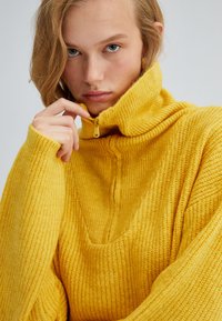 Touché Privé ZIPPER DETAILED - Pulover - mustard yellow