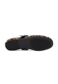 Leopardprint slippersandaal met een zwarte rubberen zool, voorzien van een textuurontwerp en decoratieve accenten. Gespafsluiting voor een verstelbare pasvorm.