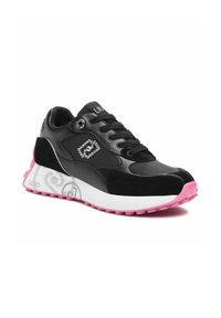 Sneaker nera con camoscio e pelle liscia. Presenta una suola in gomma rosa, dettagli con logo e accenti metallici. Design con lacci e punta arrotondata.