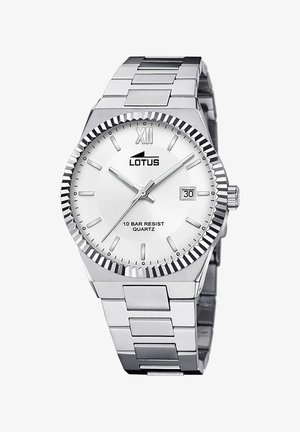Montre en quartz argentée avec un cadran blanc, bracelet en acier inoxydable, affichage de la date et lunette striée. Présente de grands index horaires et un logo.