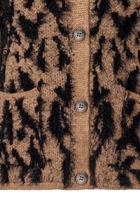 Brauner Cardigan mit schwarzem Animal-Print, der eine strukturierte Oberfläche, zwei Fronttaschen und große runde Knöpfe bietet.