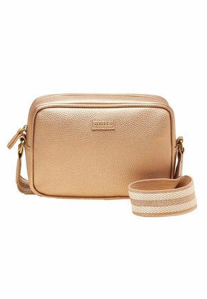 Obdĺžniková crossbody taška z ružového zlata s textúrovanou kožou, zlatým zipsom a širokým nastaviteľným popruhom s pruhmi v béžovej a ružovo-zlatej farbe.