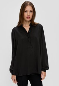 Zwarte blouse met knopen en een kraag, losse pasvorm, lange mouwen en een licht afgeronde zoom. Gladde stof met een effen textuur.