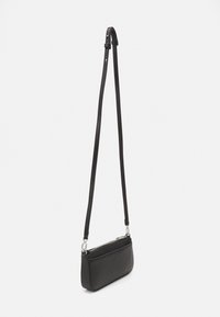 Černá kožená crossbody taška s texturovaným povrchem, vybavená dlouhým nastavitelným popruhem a zipovým uzavřením. Minimalistický design.